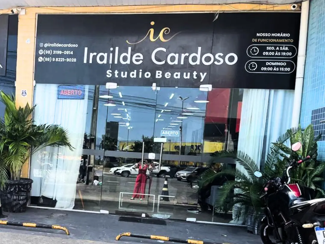Fachada do Salão Irailde Cardoso, com o letreiro e o horário de funcionamento